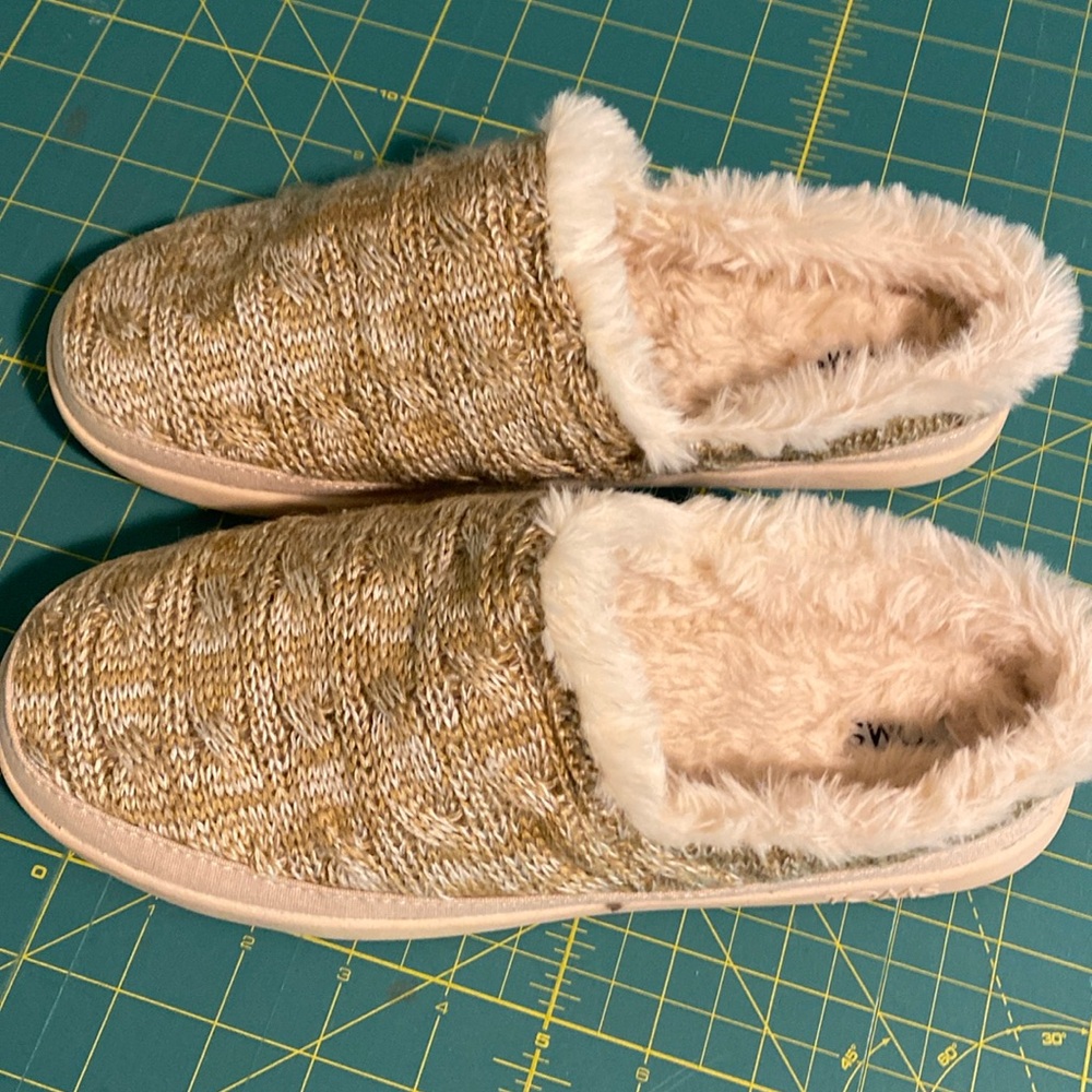 Tom’s slippers, like new, size 8